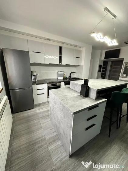 Apartament cu 3 camere decomandat în Central
