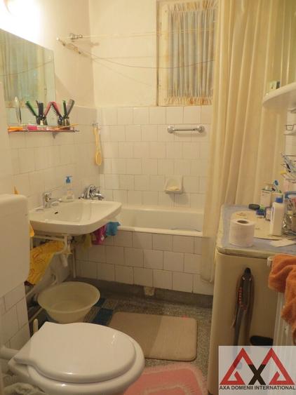 Apartament cu 3 camere semidecomandat în Titan