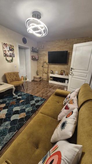 Apartament cu 3 camere semidecomandat, mobilat în Splai Bahlui
