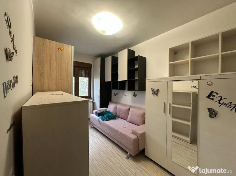 Apartament cu 3 camere semidecomandat în Nord
