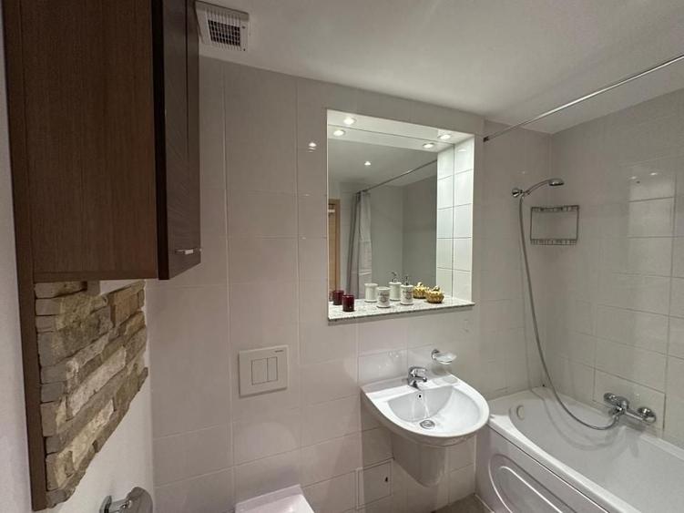 Apartament cu 3 camere semidecomandat, mobilat în Dristor