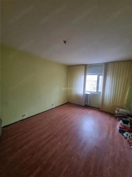 Apartament cu 3 camere decomandat în Libertății