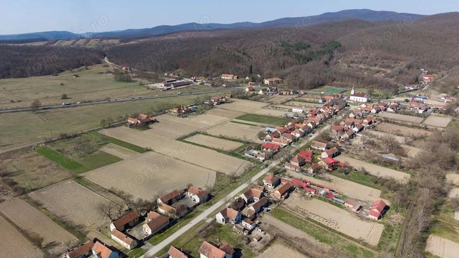 Teren de 2970 mp, în Odvoș