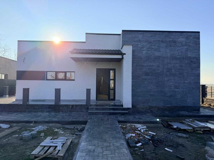 Casă cu 3 camere în Petrești