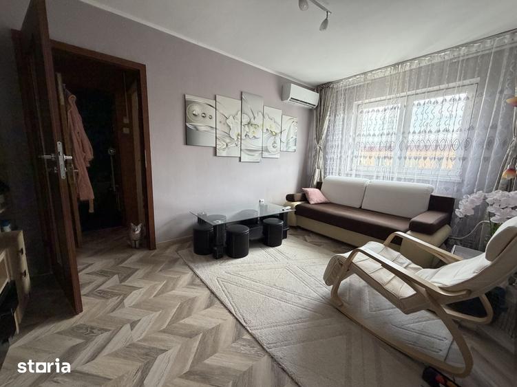 Apartament cu 3 camere semidecomandat în Florilor
