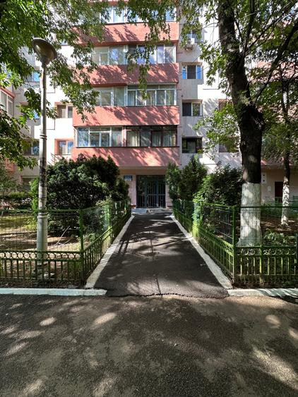 Apartament cu 3 camere decomandat în Progresul