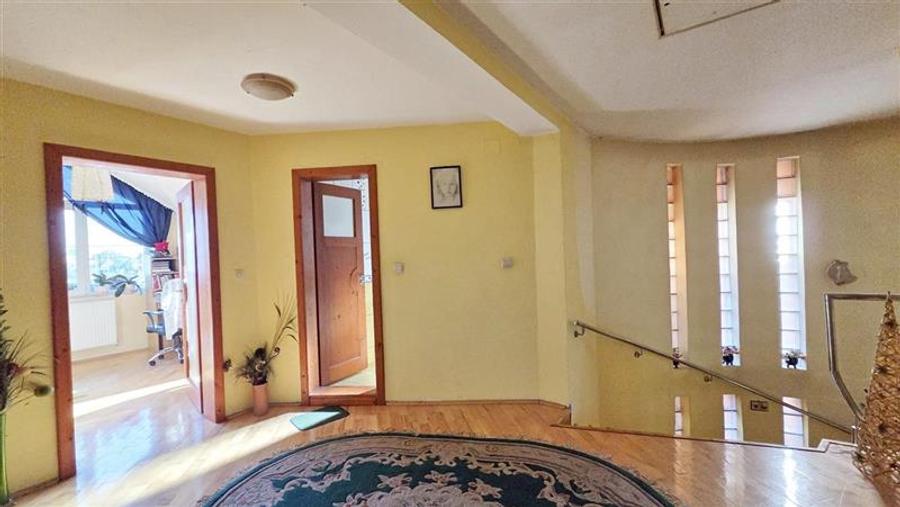 Casă individuală cu 8 camere cu Canalizare în Dumbrăvița