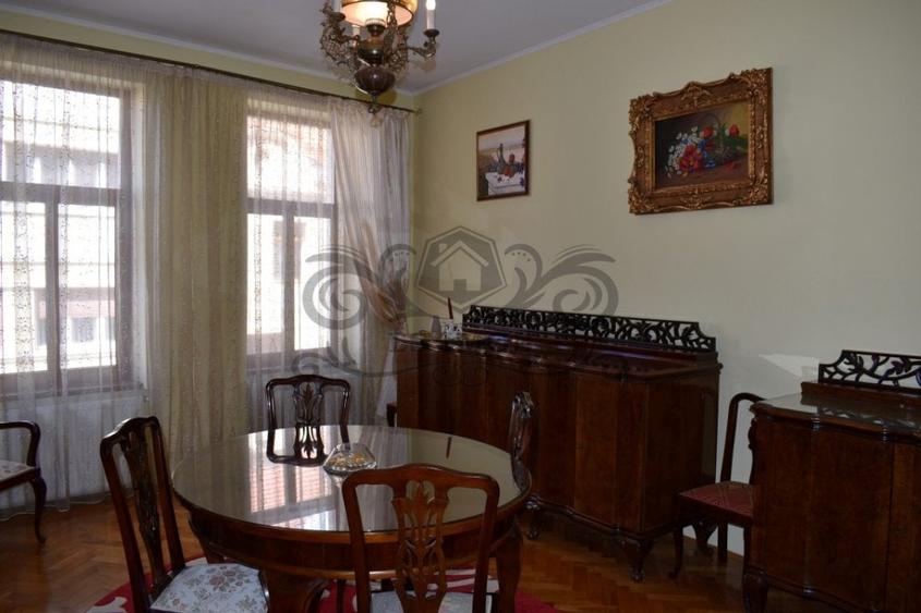 Casă individuală cu 9 camere cu Canalizare în Centrul Istoric
