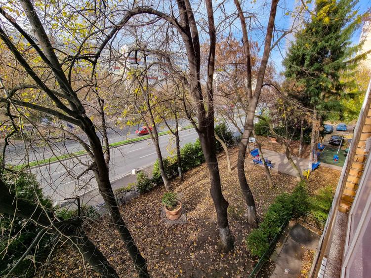 Apartament cu 3 camere semidecomandat în Brâncoveanu