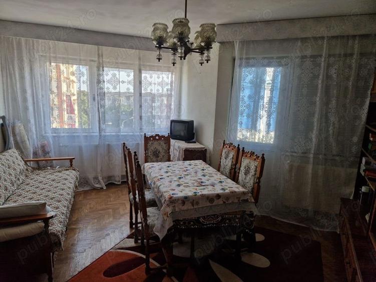 Apartament cu 3 camere decomandat în Drăgășani