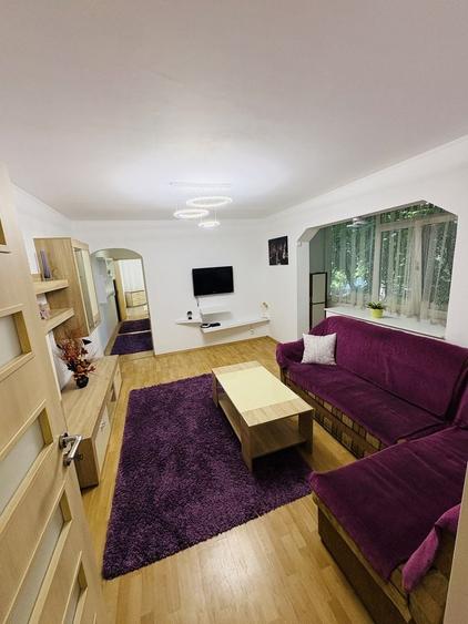 Apartament cu 3 camere semidecomandat în Berceni