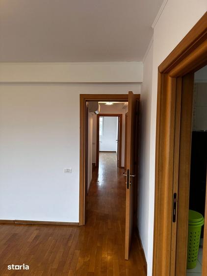 Casă cu 6 camere cu Teren 310 Mp în Apărătorii Patriei