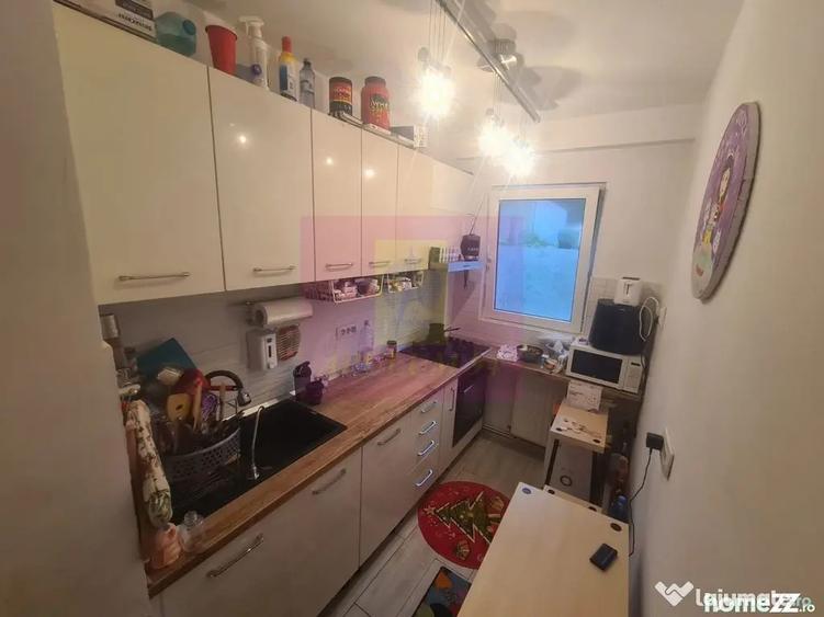 Apartament cu 3 camere semidecomandat în Cuza