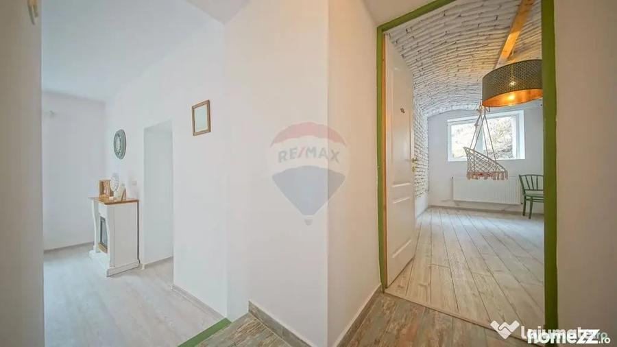 Apartament cu 3 camere semidecomandat în Schei