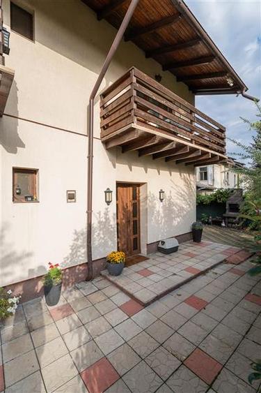Casă individuală cu 8 camere cu Canalizare în Moara de Vânt