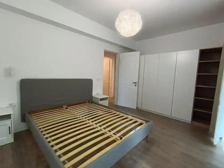 Apartament cu 4 camere semidecomandat în Armeneasca