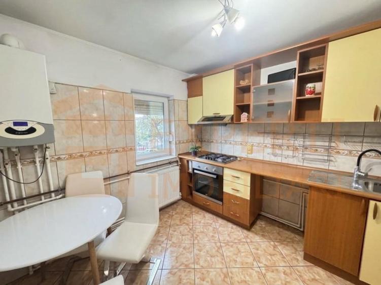 Apartament cu 4 camere decomandat, mobilat în Casa de Cultură