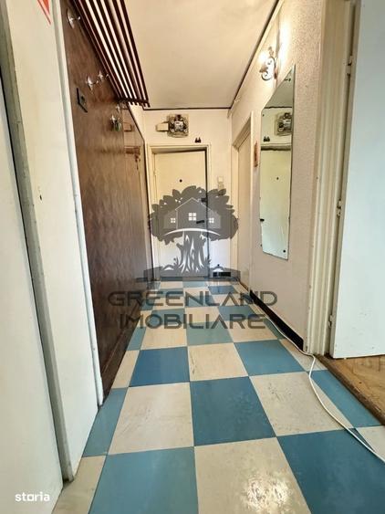 Apartament cu 3 camere semidecomandat în Podu Roș