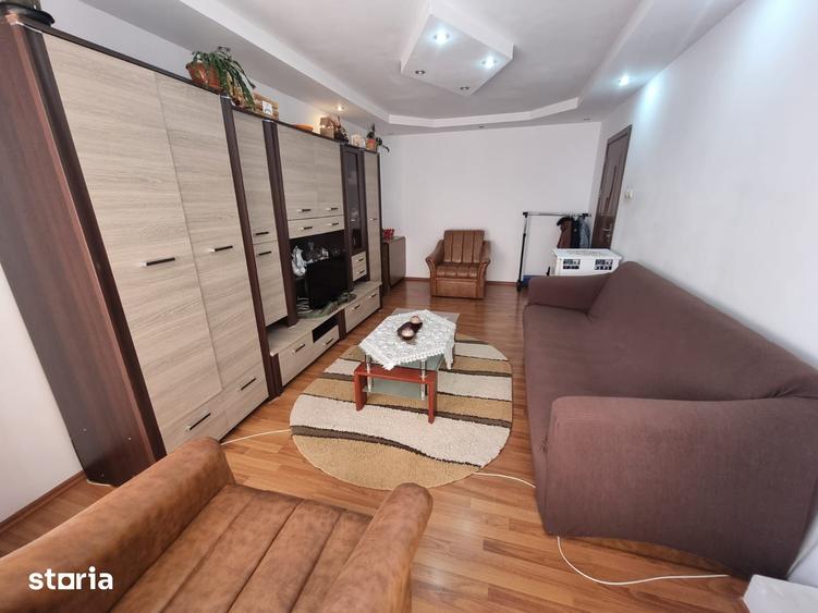 Apartament cu 3 camere decomandat în Onești
