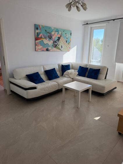 Apartament cu 3 camere semidecomandat în P-ța Victoriei