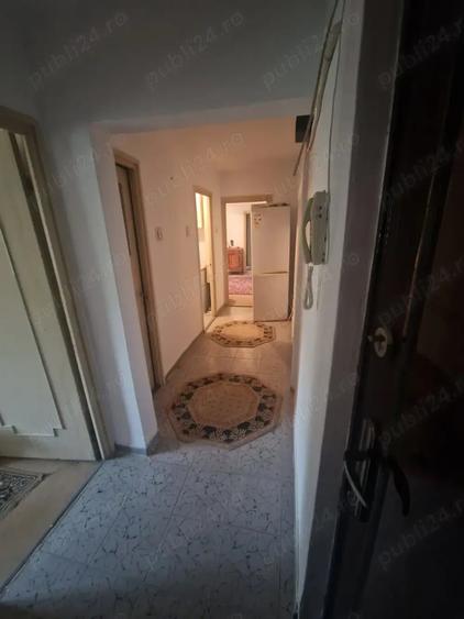 Apartament cu 3 camere semidecomandat în Roșiori de Vede