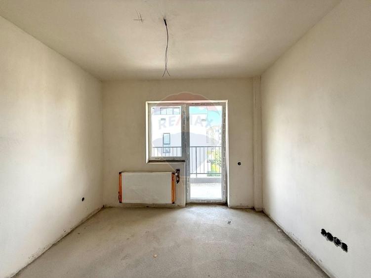 Apartament cu 3 camere semidecomandat în Florești