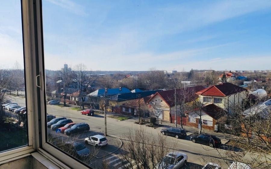 Apartament cu 3 camere decomandat în Exterior Vest