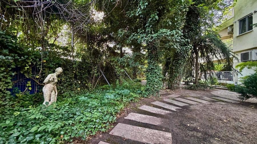 Casă individuală cu 8 camere cu Canalizare în Floreasca