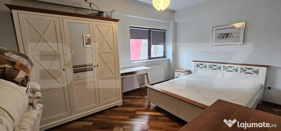 Apartament cu 4 camere semidecomandat, mobilat în Central