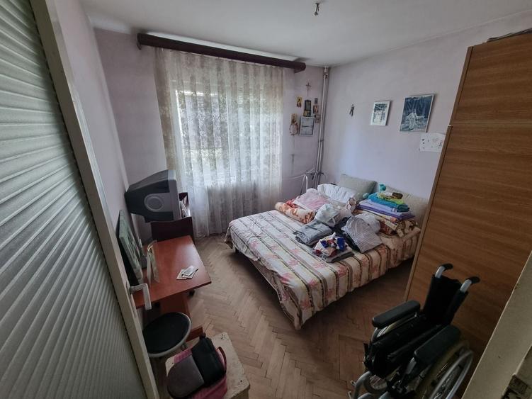 Apartament cu 3 camere semidecomandat în Km 4-5