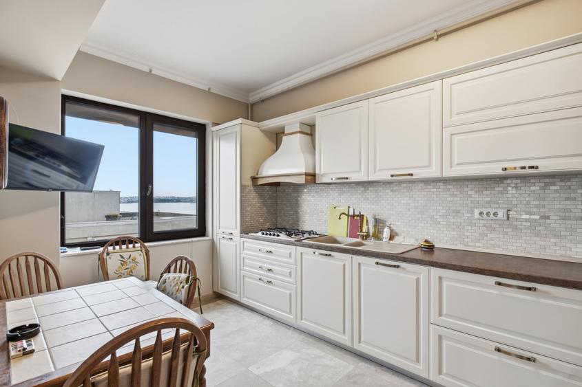 Apartament cu 4 camere decomandat, mobilat în Central