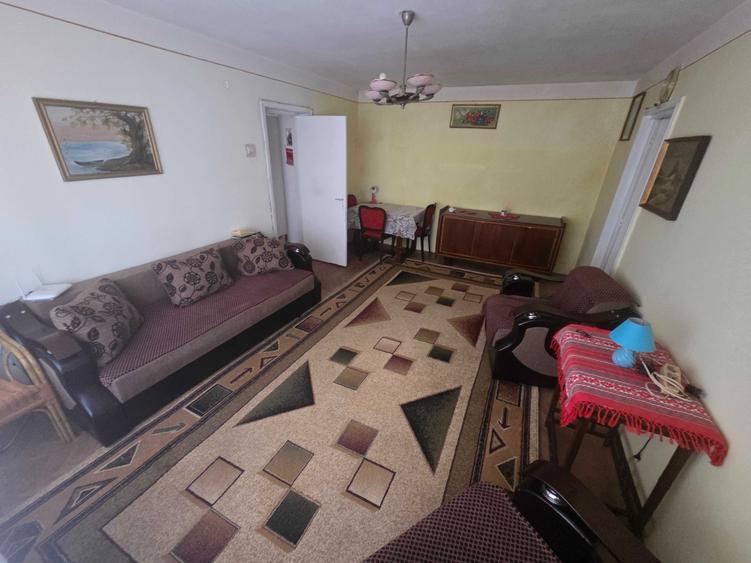 Apartament cu 3 camere semidecomandat în Cuza Vodă