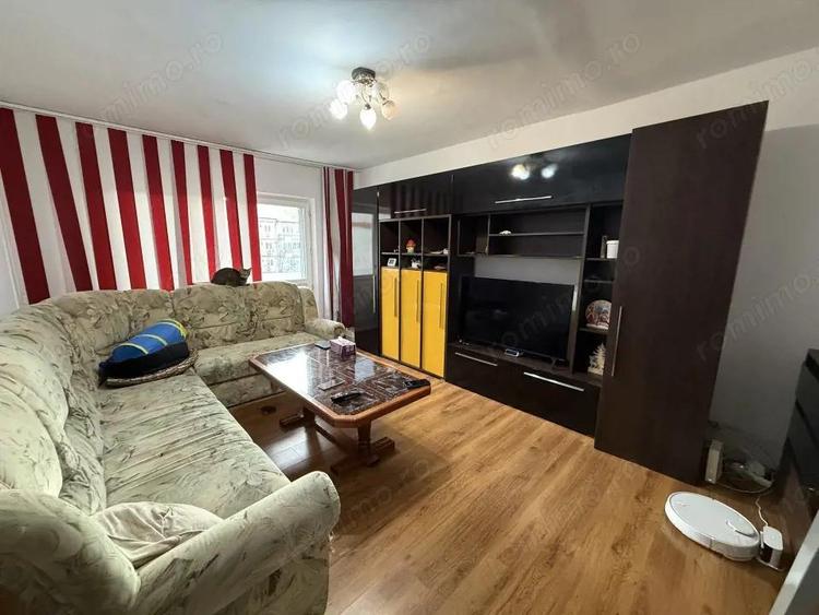 Apartament cu 4 camere decomandat în Soarelui