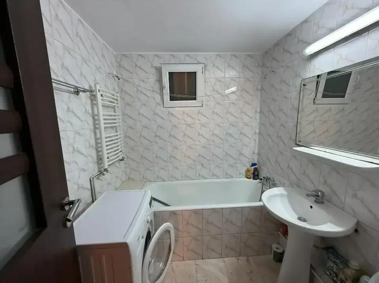 Apartament cu 3 camere decomandat, mobilat în Sebastian
