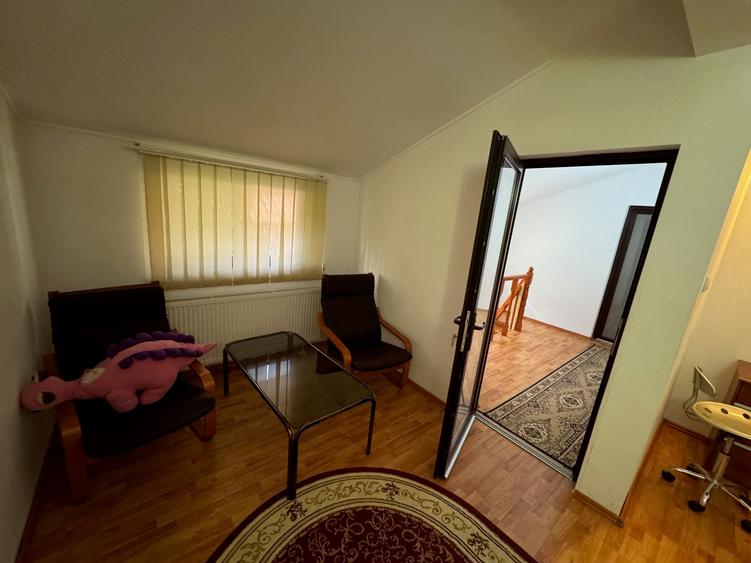 Casă individuală cu 8 camere cu Canalizare în Central