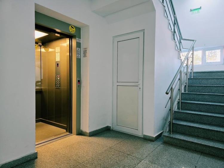 Apartament cu 3 camere semidecomandat, mobilat în Otopeni
