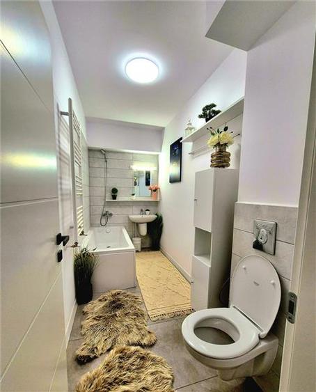 Apartament cu 3 camere decomandat în Aroneanu