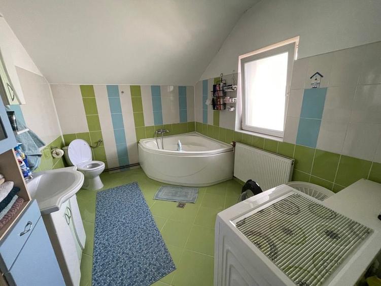 Casă individuală cu 6 camere cu Canalizare în Dumbrăvița
