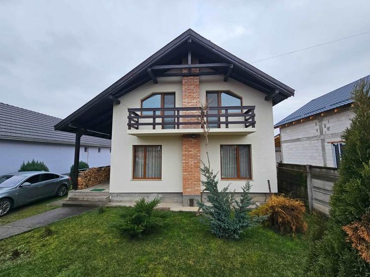 Casă individuală cu 4 camere cu Canalizare în Cristur
