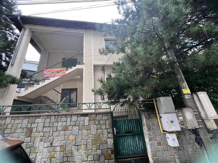 Casă individuală cu 8 camere cu Teren 398 Mp în Central