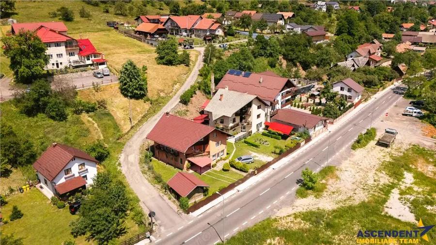 Casă cu 3 camere cu Teren 685 Mp în Moieciu
