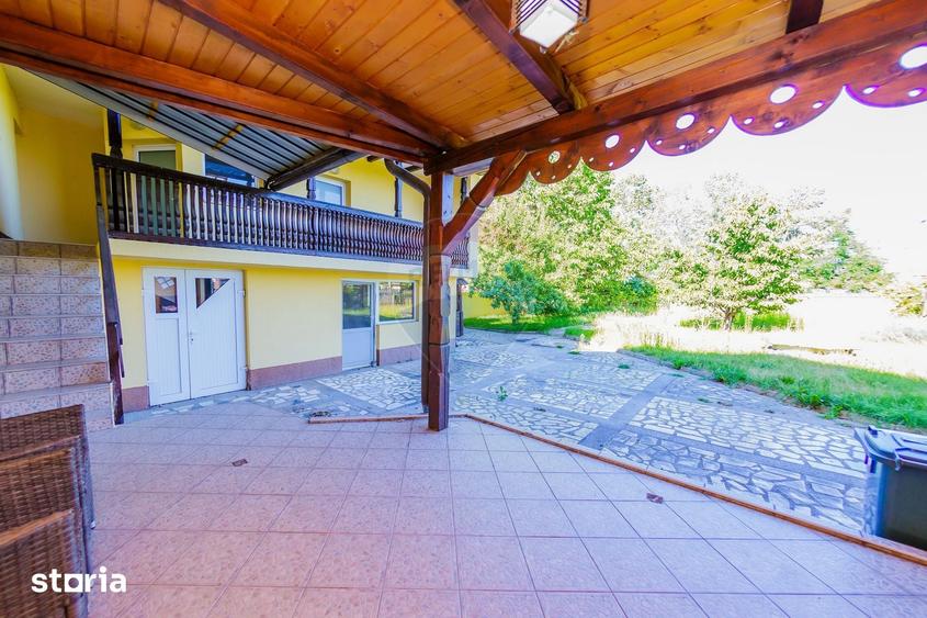 Casa cu 7 camere, 10 ari de vanzare la drumul principal cu 2 intrari - 18