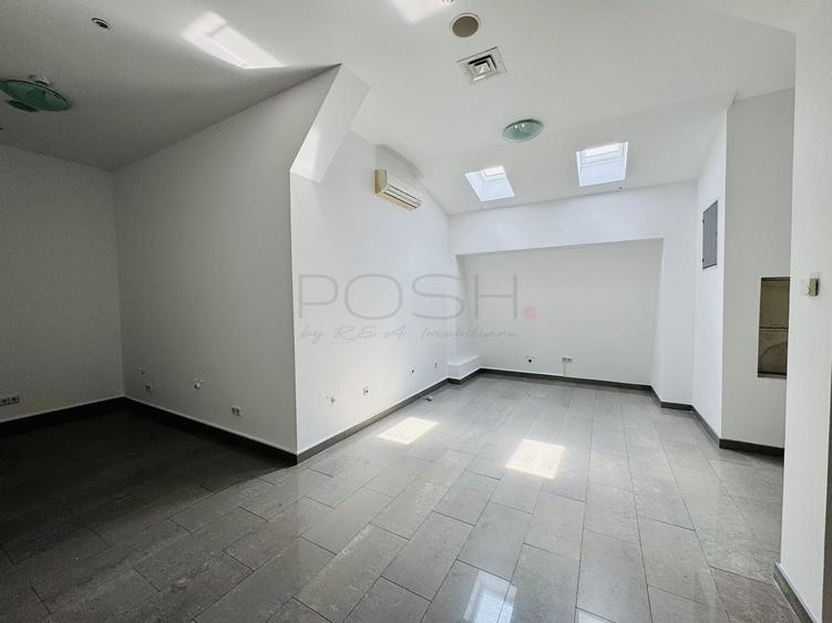 Casă individuală cu 10 camere cu Canalizare în Băneasa