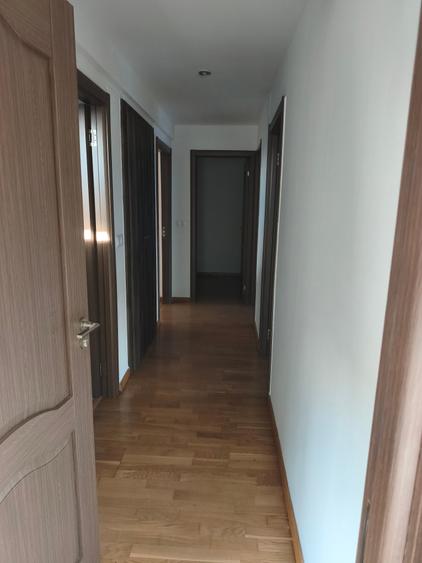 Apartament cu 4 camere în Sisești