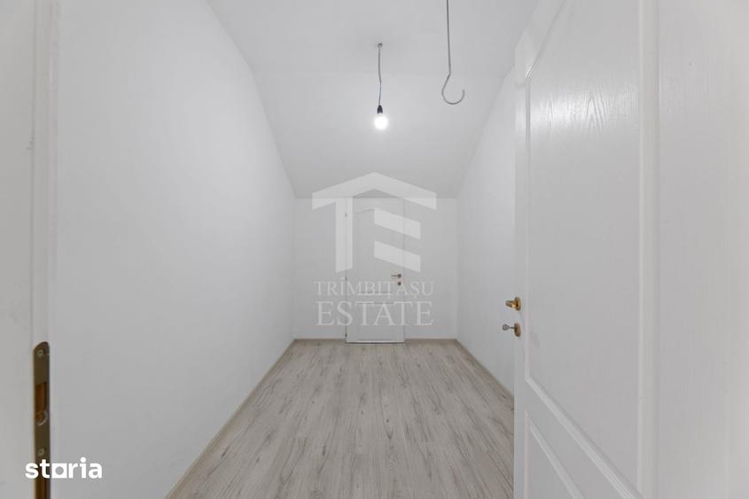 Casă cu 8 camere cu Teren 1446 Mp în Livada