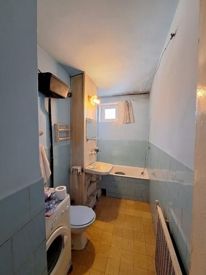 Vând apartament 3 camere și 7 dependițe, decomandat, bloc reabilitat + garaj - 7