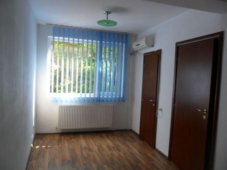 Casă individuală cu 12 camere cu Canalizare în P-ța Muncii