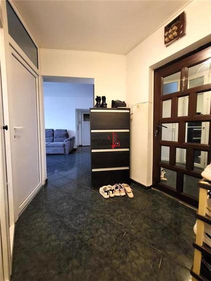 Apartament cu 3 camere semidecomandat în Titan
