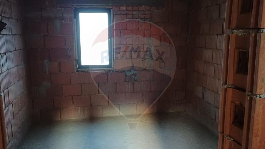 Casă individuală cu 9 camere cu Teren 2170 Mp în Central