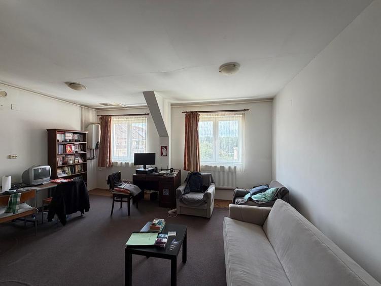 Apartament cu 3 camere decomandat în Valea Aurie